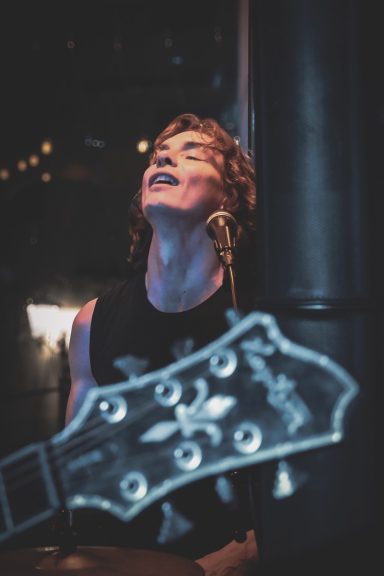 Live-Konzert im Sir Capulus in Füssen: Sänger von Boulevard of Rock performt mit dem Schlagzeug auf der Bühne. Stimmungsvolle Bar-Atmosphäre