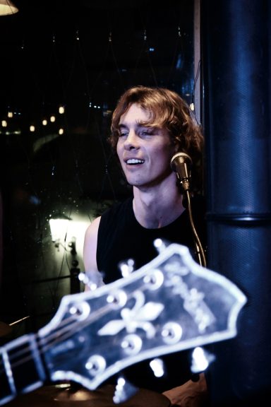 Sänger von Boulevard of Rock am Schlagzeug, bei einem Live-Lonzert im Sir Capulus in Füssen, Konzertstimmung im Allgäu.