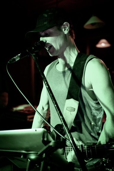 Mitglied von Bulevard of Rock mit E-Gitarre bei einem Live-Konzert im Sir Capulus in Füssen, Bühnenlicht und Konzertstimmung im Allgäu.