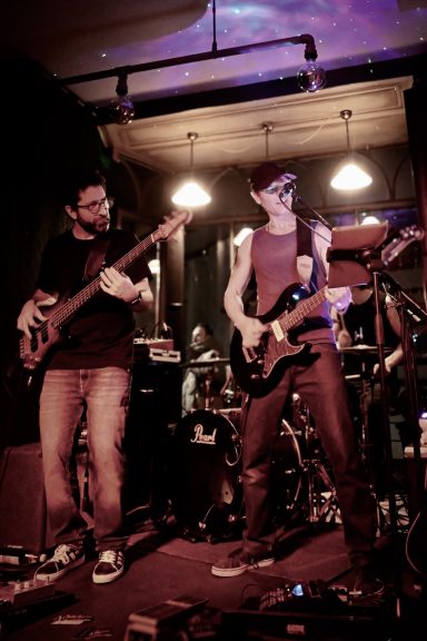 Live-Band bei einem Konzert im Sir Capulus in Füssen: Zwei Musiker spielen in stimmungsvoller Bar-Atmosphäre im Allgäu bei Nacht.