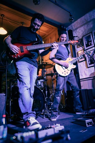 Boulevard of Rock im Sir Capulus in Füssen: Bassist und Gitarrist spielen auf der Bühne Konzertabend im Allgäu. 